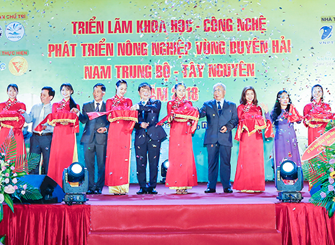 Các vị lãnh đạo cắt băng khai mạc triển lãm