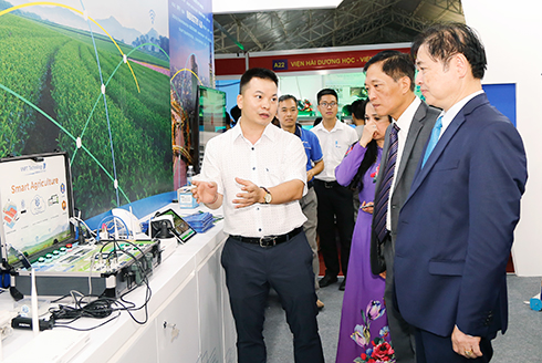 Các đại biểu tham quan một số gian hàng tại triển lãm.