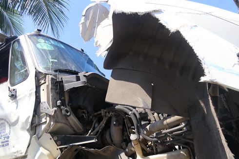 Xe đầu kéo tông xe khách đang dừng, 2 người thương vong