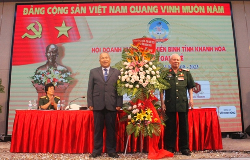 Ông Đào Công Thiên (bìa trái) tặng lẵng hoa tại đại hội.