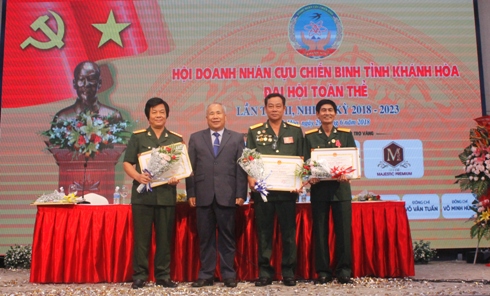 Các cá nhân nhận Bằng khen của UBND tỉnh Khánh Hòa.