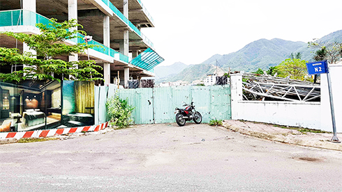 Đường N2 bị đơn vị thi công khách sạn cao cấp chiếm dụng trái phép.