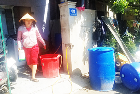 zzĐể đối phó với tình trạng không có nước máy, gia đình chị Phượng phải mua thêm các thùng phuy chứa nước.