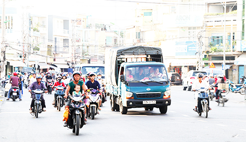 Xe tải dưới 3,5 tấn lưu thông trên đường 2-4, Nha Trang.