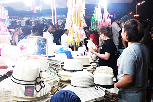 Khách nước ngoài tham quan, mua sắm tại Nha Trang.  