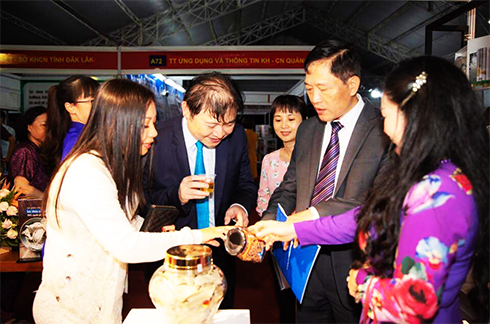 Các đồng chí lãnh đạo tham quan gian hàng  của Công ty Hải Yến Nha Trang tại triển lãm.