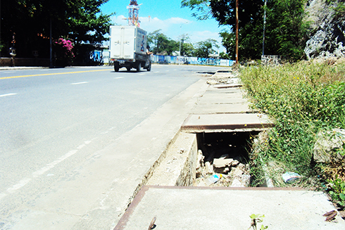 Nhiều nắp cống thoát nước bị bể