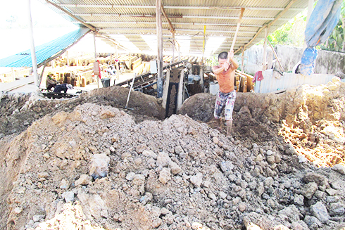 Nguồn cung đất làm gạch khan hiếm khiến các cơ sở lao đao.