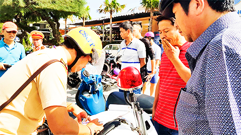Lực lượng Cảnh sát giao thông TP. Nha Trang xử lý phương tiện vi phạm giao thông.