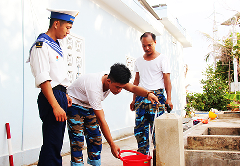 Lính đảo Trường Sa sử dụng nước ngọt từ hệ thống lọc nước biển.