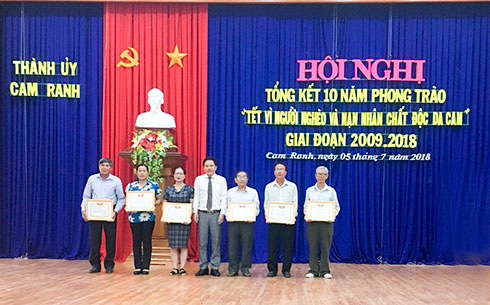 Khen thưởng các tập thể, cá nhân xuất sắc.