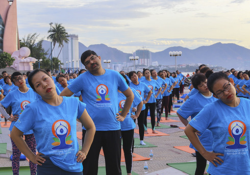 Ông Ksrika Reddy cùng tham gia đồng diễn với các thành viên các câu lạc bộ Yoga tại Nha Trang.