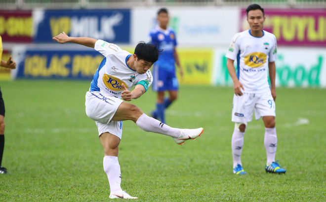 Công Phượng bị nhắc nhở sau hành vi xấu xí trước S.Khánh Hòa