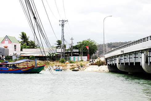 Cáp viễn thông võng sát mặt nước