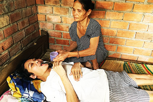 Mẹ mang trọng bệnh, chăm con trai bị u não, mù lòa