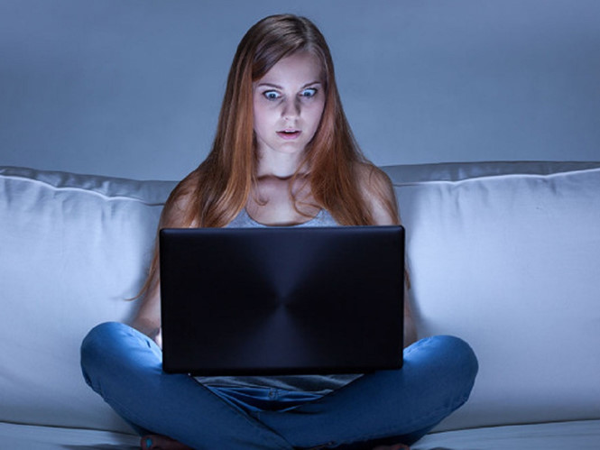 Làm gì khi bị mỏi, khô mắt do dùng máy tính, điện thoại?