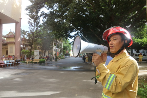 Hàng trăm người diễn tập chữa cháy, cứu người tại Bệnh viện