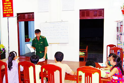 Giờ dạy tiếng Anh ở Trường Sa của những thầy giáo  mang quân hàm xanh.