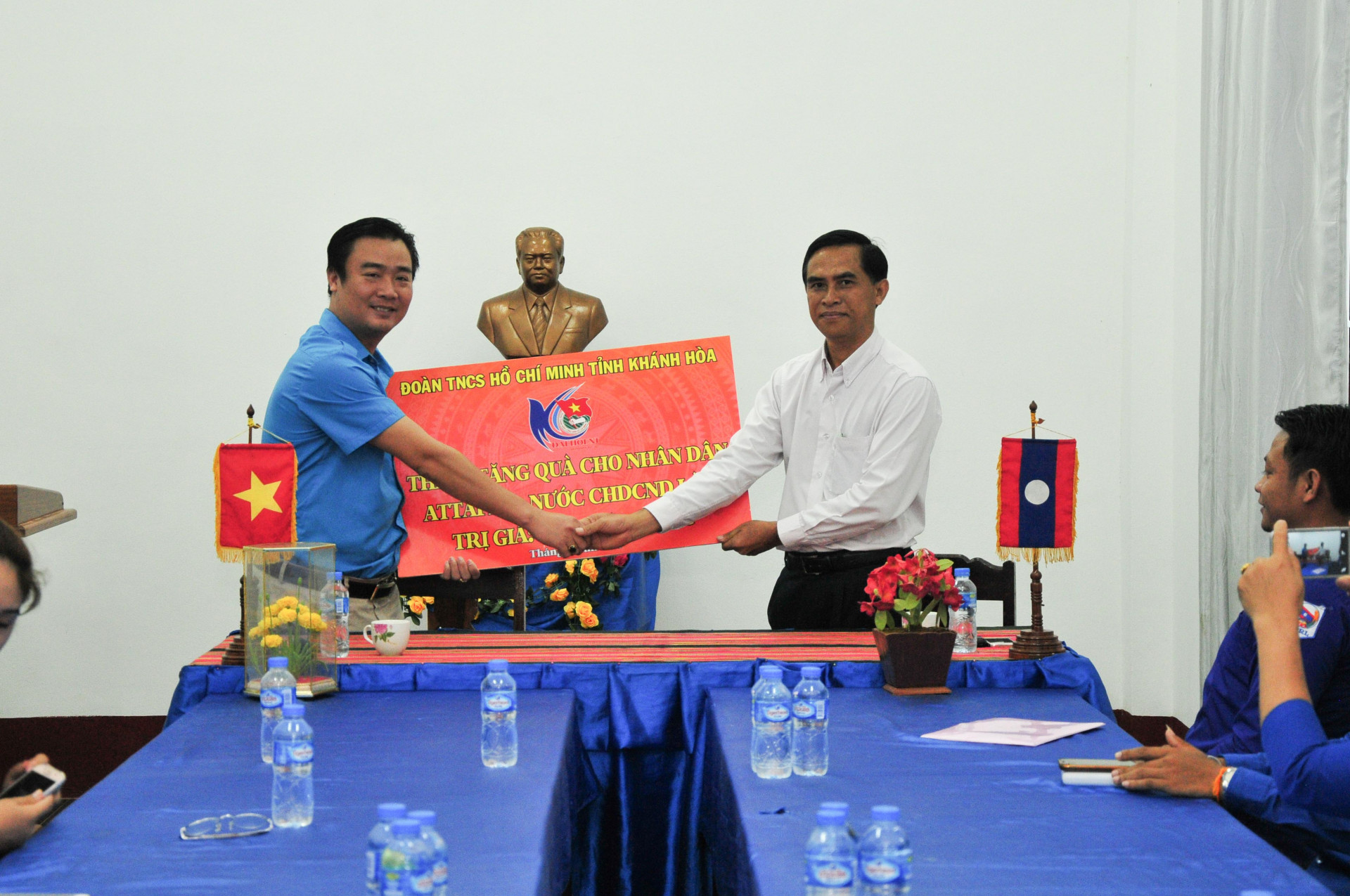 Khanh Hoa Youth Union’s Secretary meeting and offering gifts to leader of Attapeu Youth Union