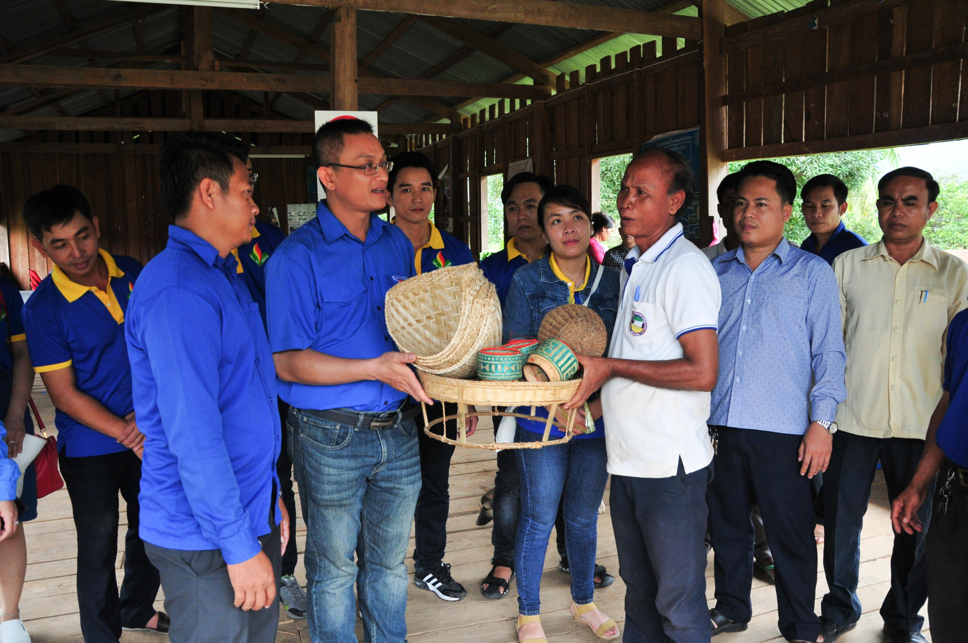 Locals presenting souvenirs to Khanh Hoa’s mission