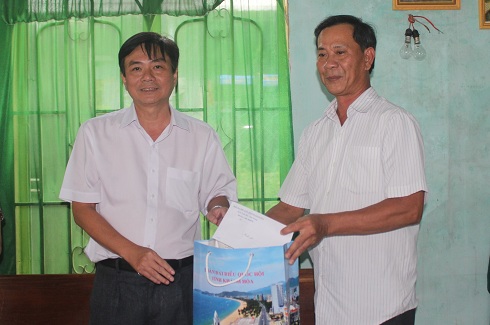 Thăm, tặng quà 3 gia đình chính sách ở Cam Lâm