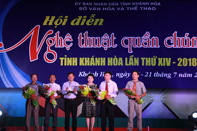 Các thành viên Ban giám khảo nhận hoa chúc mừng của Ban tổ chức.