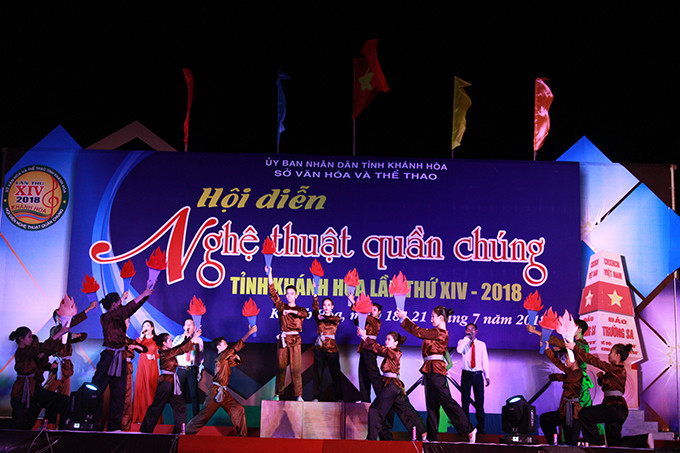 Sau lễ khai mạc ngắn gọn, phần thi diễn được bắt đầu bằng chương trình của đoàn nghệ thuật quần chúng thị xã Ninh Hòa.