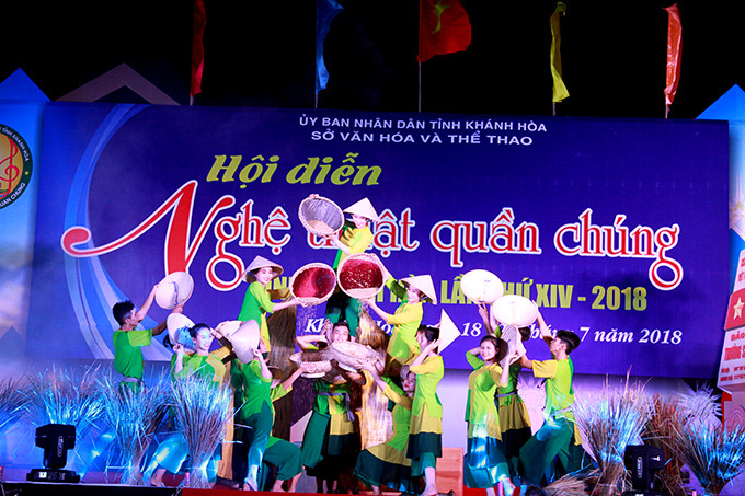 Với chủ đề ca ngợi vẻ đẹp quê hương, truyền thống đấu tranh cách mạng, phần thi diễn của đoàn nghệ thuật quần chúng thị xã Ninh Hòa với những tiết mục được dàn dựng mang đậm màu sắc dân gian đương đại.