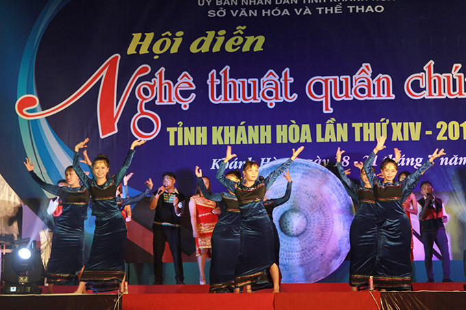 Đoàn nghệ thuật quần chúng huyện Khánh Vĩnh với những lời ca, điệu múa mang âm hưởng núi rừng hùng vĩ.