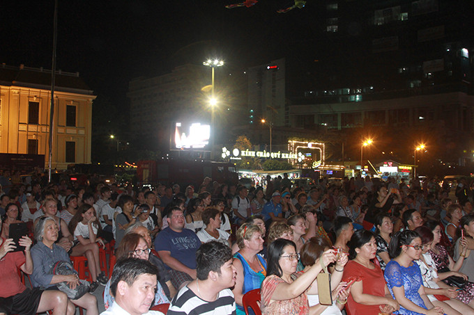 Rất đông người dân và du khách đã có mặt để xem các tiết mục văn nghệ trong đêm khai mạc hội diễn nghệ thuật quần chúng. 