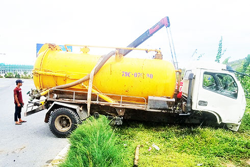 Tông vào vòng xuyến, xe bồn bị gãy 2 bánh