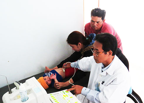 Thực hiện ca siêu âm tại Trạm Y tế Ninh Lộc, thị  xã Ninh Hòa.