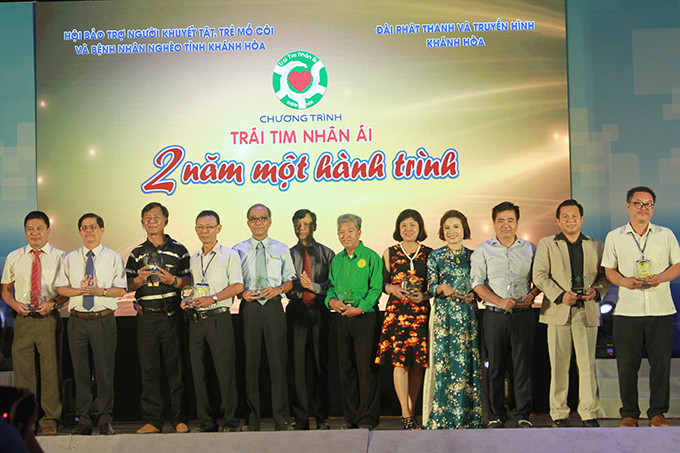 Nguyen Tan Tuan (second from left) offering commemorative plaques to outstanding contributors to program