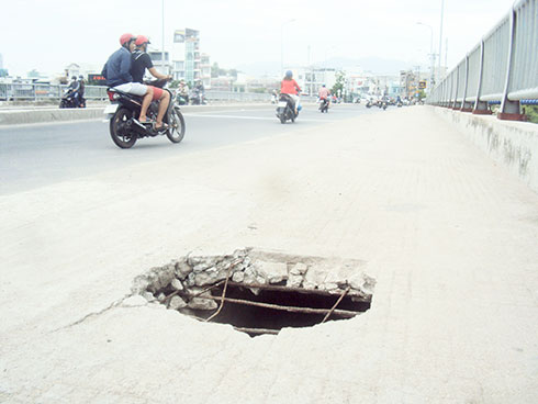 Hố trên hành lang cầu