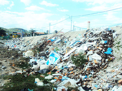 Bờ kè thành bãi rác