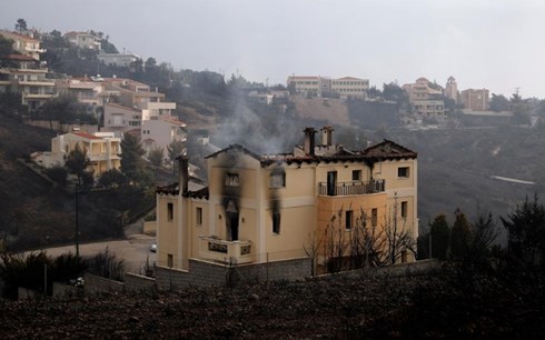 Một ngôi nhà bị cháy do lửa rừng ở Neos Voutzas, gần thủ đô Athens của Hy Lạp, vào ngày 24/7. Ảnh: Reuters.