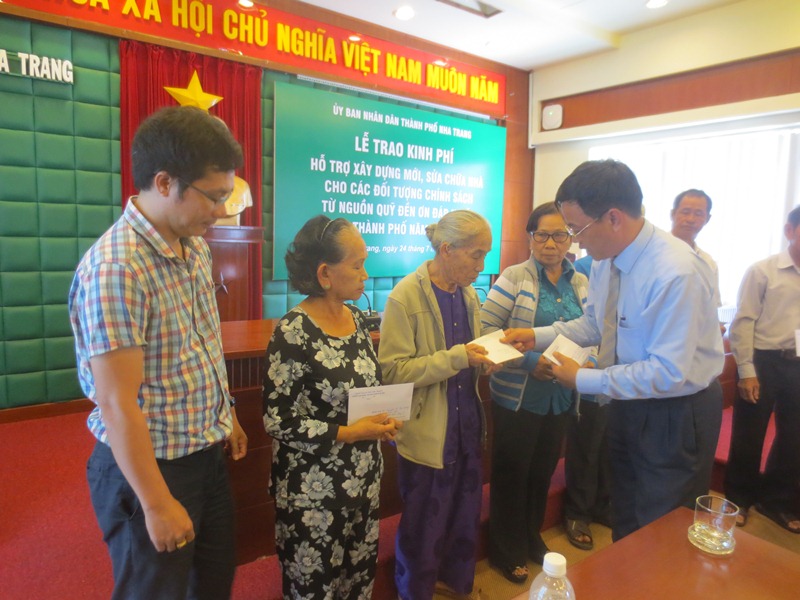 Các gia đình chính sách nhận tiền hỗ trợ xây sửa nhà đợt I