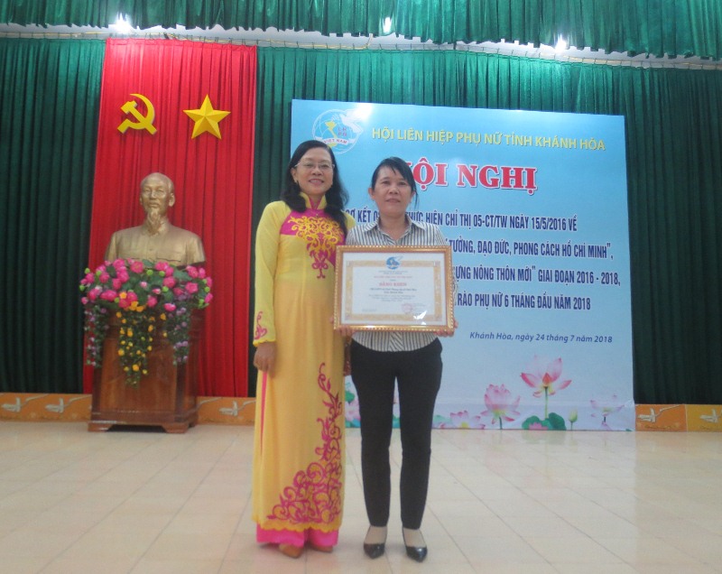Hội Phụ nữ xã Ninh Phụng nhận bằng khen