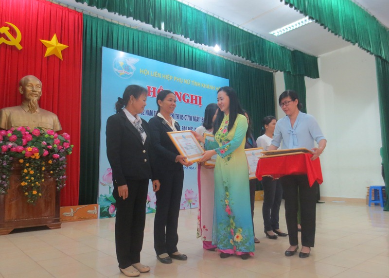 Tặng bằng khen cho các cá nhân