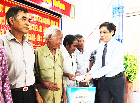 Thăm, tặng quà gia đình chính sách tiêu biểu