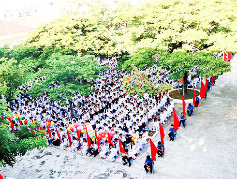 Học sinh Trường THPT Lý Tự Trọng (TP. Nha Trang) trong lễ khai giảng năm học 2017 - 2018.  