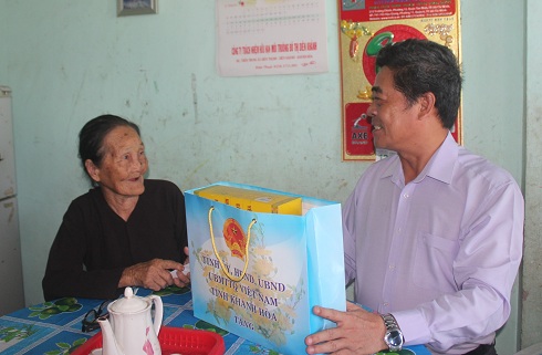 Ông Lê Thanh Quang tặng quà cho Bà mẹ Việt Nam anh hùng Phan Thị Chưa.