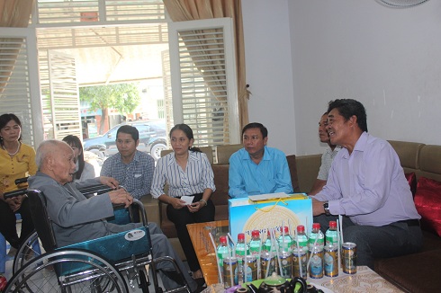 Ông Lê Thanh Quang thăm hỏi sức khỏe thương binh Võ Văn Nam.