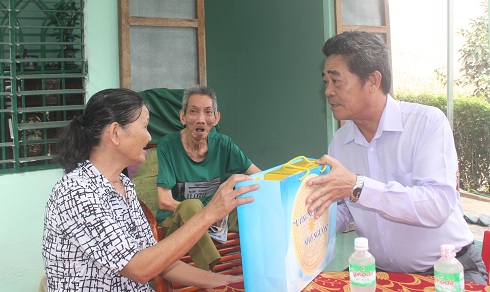 Ông Lê Thanh Quang thăm hỏi, tặng quà tại gia đình thương binh Nguyễn Thanh Hồng.