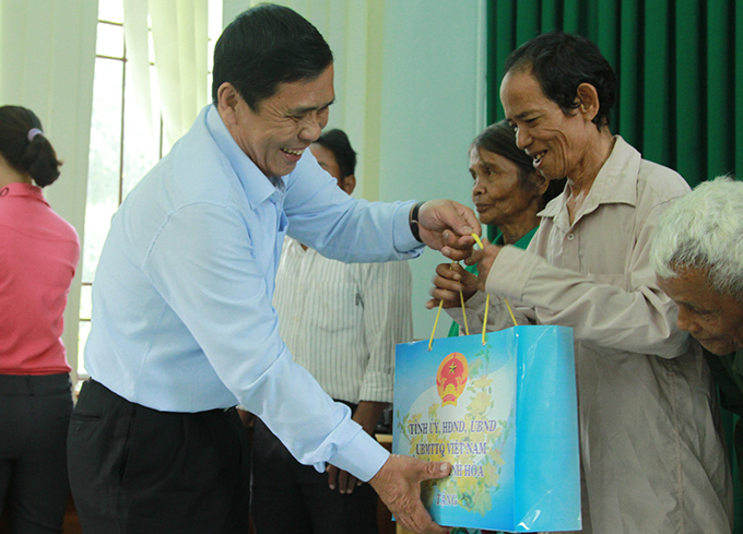 Lãnh đạo tỉnh tặng quà gia đình chính sách tiêu biểu huyện Khánh Sơn