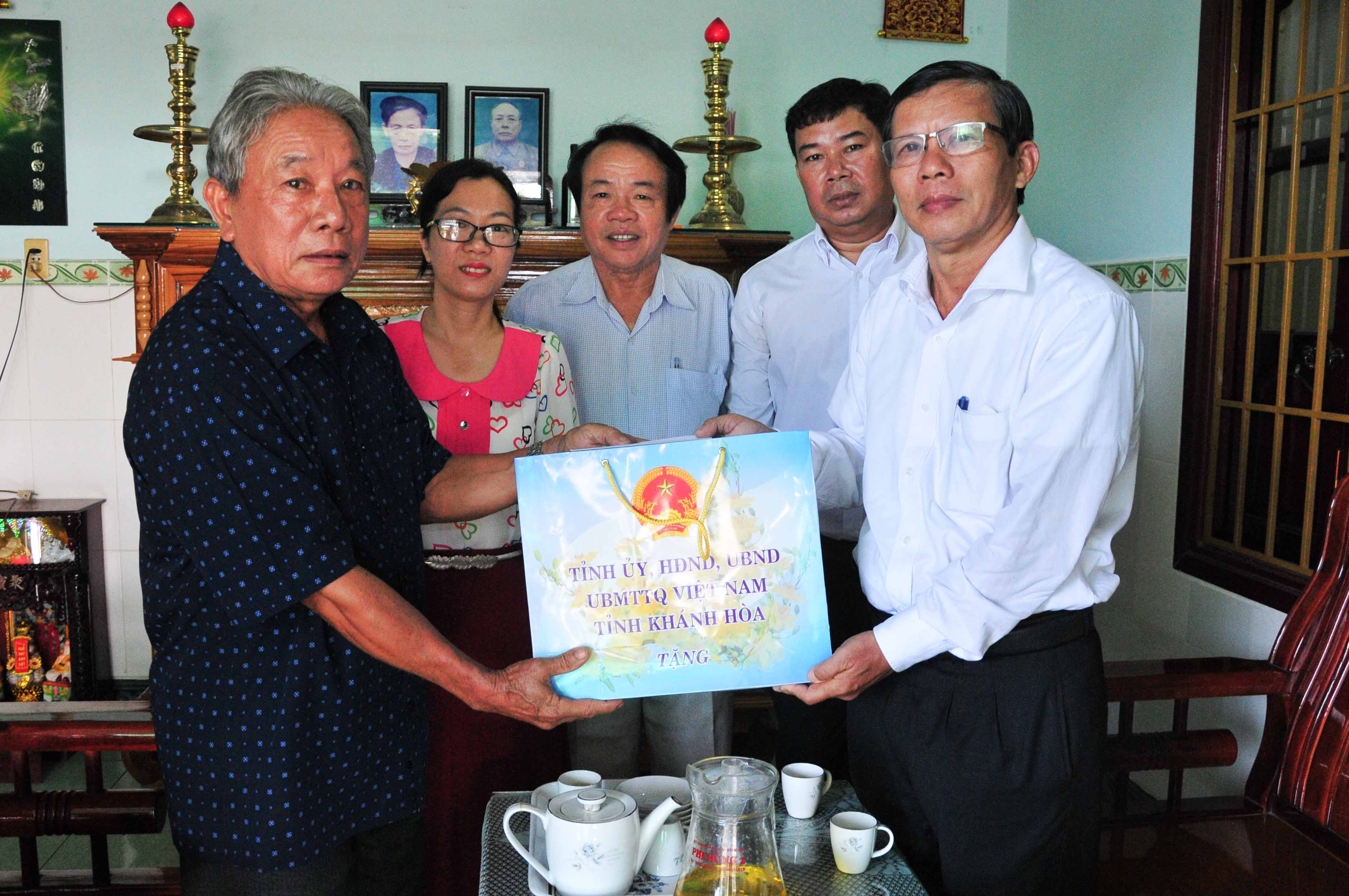 Đồng chí Trần Ngọc Thanh thăm, tặng quà ông Lê Nhật Phối