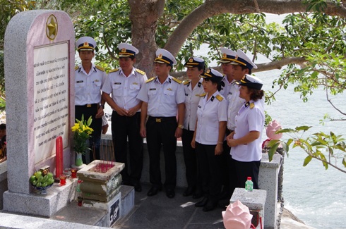 Dâng hương tưởng niệm các Anh hùng liệt sĩ Tàu C235.