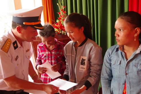 Tặng quà cho gia đình chính sách xã Khánh Trung.