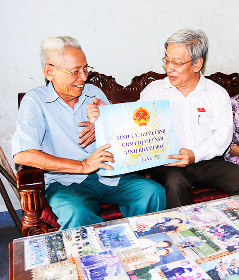 Ông Lê Xuân Thân tại gia đình ông Cao Mạy, phường Ninh Đa.