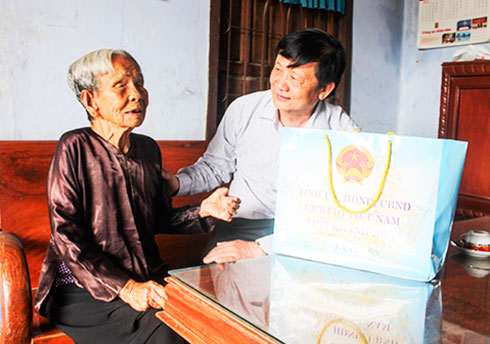 Ông Trần Sơn Hải thăm và tặng quà  cho bà Nguyễn Thị Bảy.